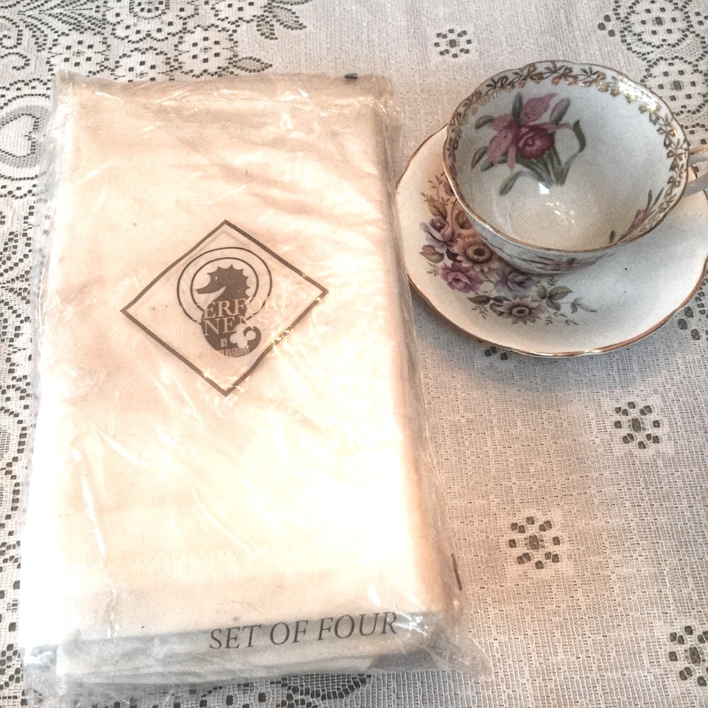 New in Plastic Set/4 Waterford Linens Dancing Silver Dots